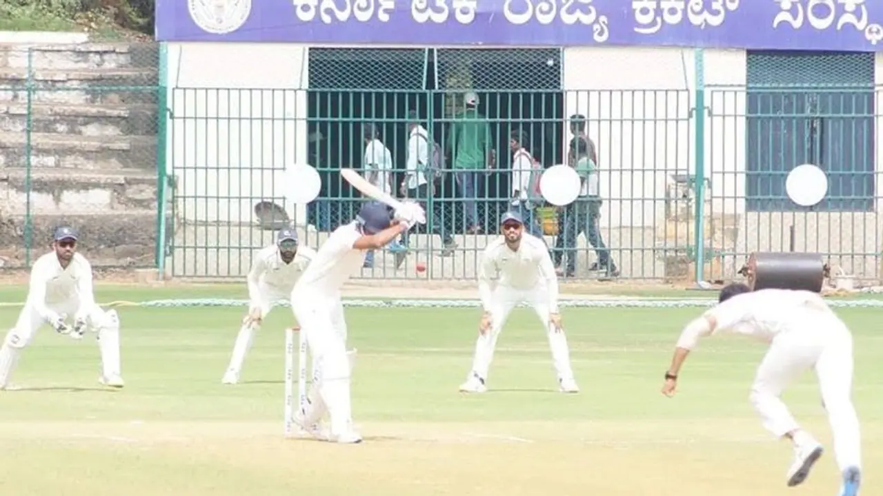 ರಣಜಿ ಟ್ರೋಫಿ: ಕರ್ನಾಟಕಕ್ಕೆ ಇನ್ನಿಂಗ್ಸ್ ಮುನ್ನಡೆ ರಣಜಿ ಟ್ರೋಫಿ: ಕರ್ನಾಟಕಕ್ಕೆ ಇನ್ನಿಂಗ್ಸ್ ಮುನ್ನಡೆ