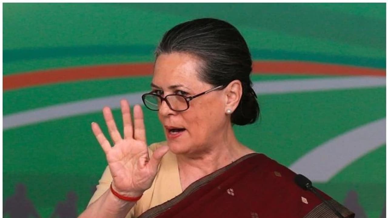 കെപിസിസി പുന:സംഘടന: സോണിയക്ക് അതൃപ്തി; നിർദ്ദേശം പാലിക്കാതെ പട്ടിക അംഗീകരിക്കില്ല കെപിസിസി പുന:സംഘടന: സോണിയക്ക് അതൃപ്തി; നിർദ്ദേശം പാലിക്കാതെ പട്ടിക അംഗീകരിക്കില്ല