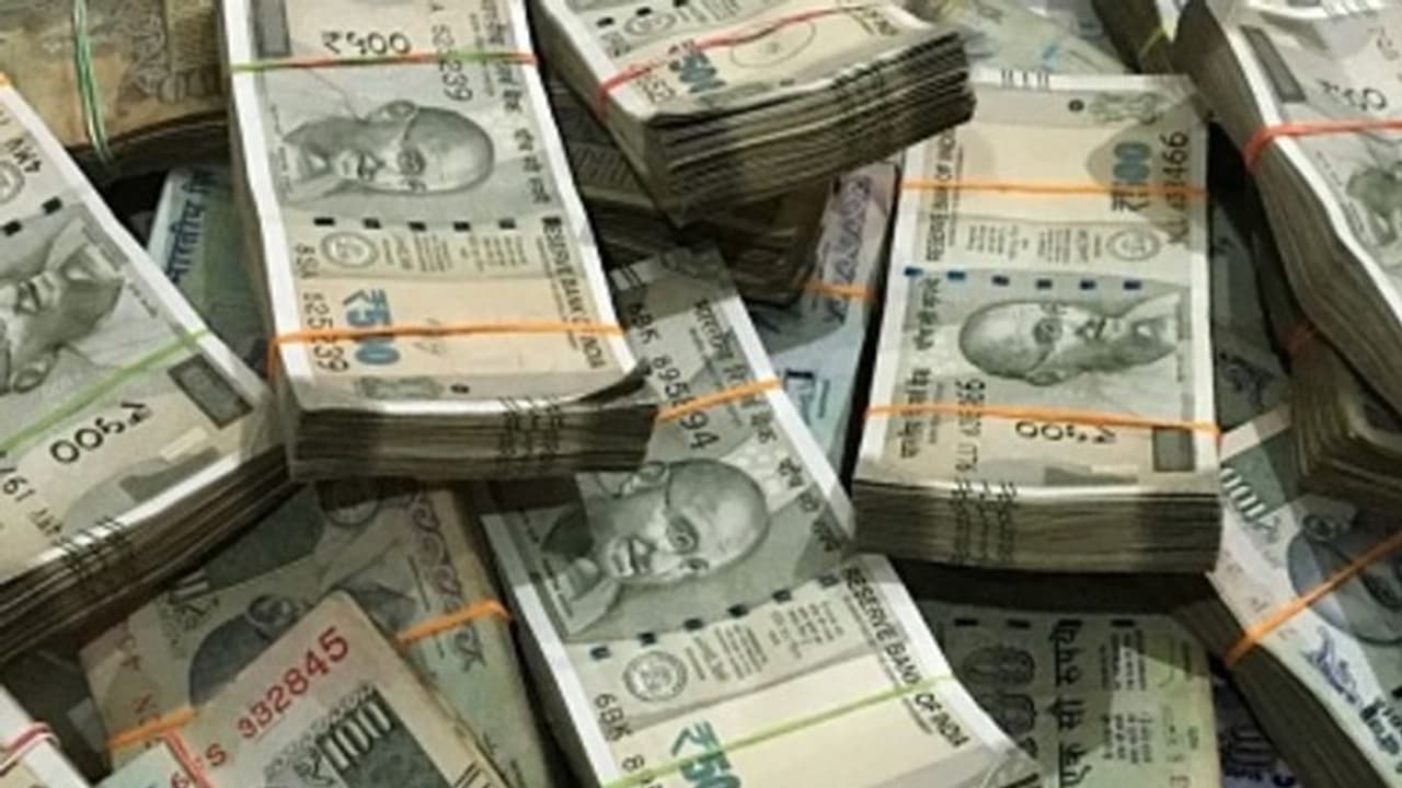 অভিনব কায়দায় জাল নোট পাচারের চেষ্টা, সোয়েটারের ভিতর থেকে উদ্ধার তিন লক্ষ টাকা