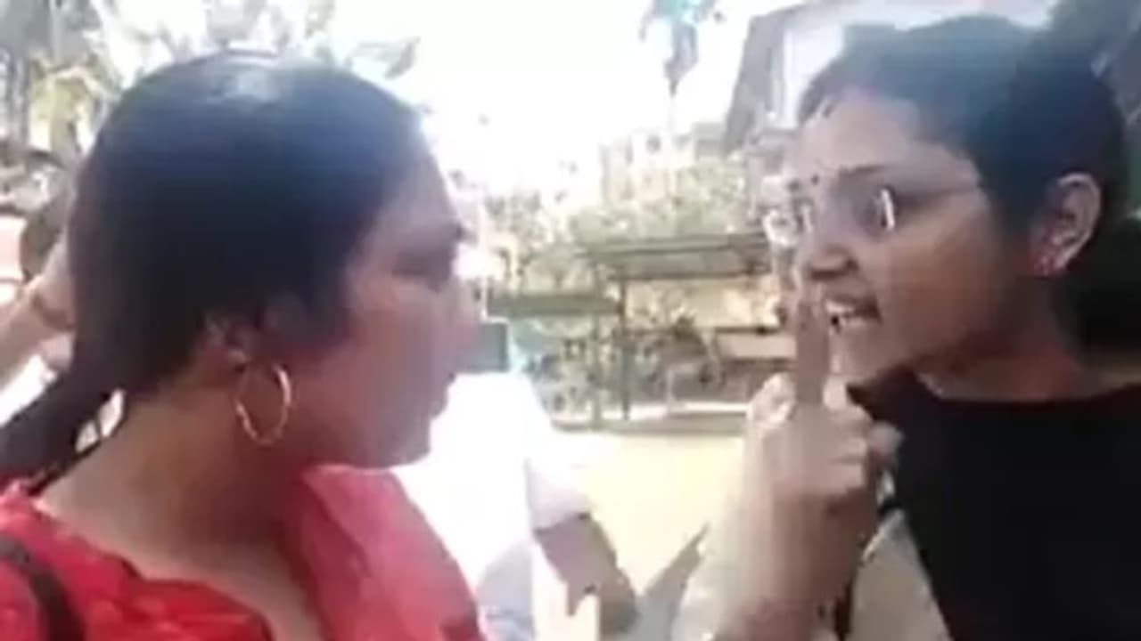 സിഎഎ അനുകൂല പരിപാടിയെ വിമര്ശിച്ച് എത്തിയ യുവതിയെ അറസ്റ്റ് ചെയ്ത് ജാമ്യത്തില് വിട്ടു സിഎഎ അനുകൂല പരിപാടിയെ വിമര്ശിച്ച് എത്തിയ യുവതിയെ അറസ്റ്റ് ചെയ്ത് ജാമ്യത്തില് വിട്ടു