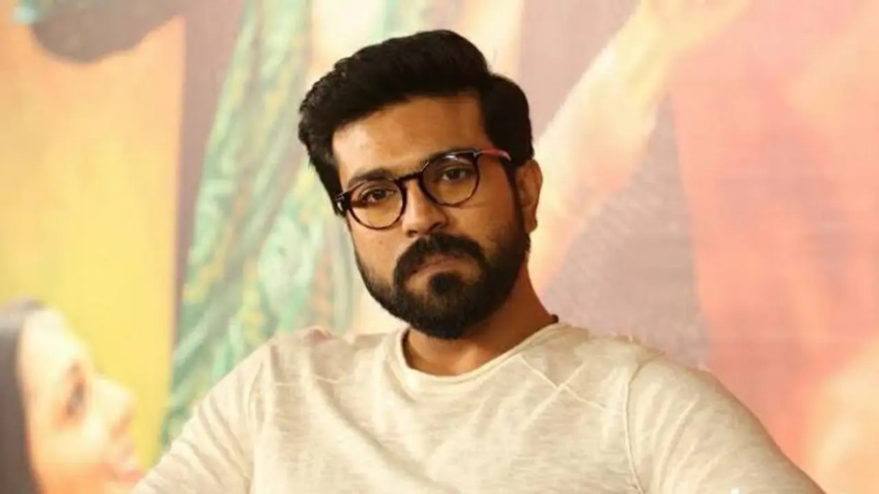 பேனர் வைக்கும் போது மின்சாரம் தாக்கி 3 ரசிகர்கள் உயிரிழப்பு... குவியும் பிரபலங்களின் நிதியுதவி...! பேனர் வைக்கும் போது மின்சாரம் தாக்கி 3 ரசிகர்கள் உயிரிழப்பு... குவியும் பிரபலங்களின் நிதியுதவி...!