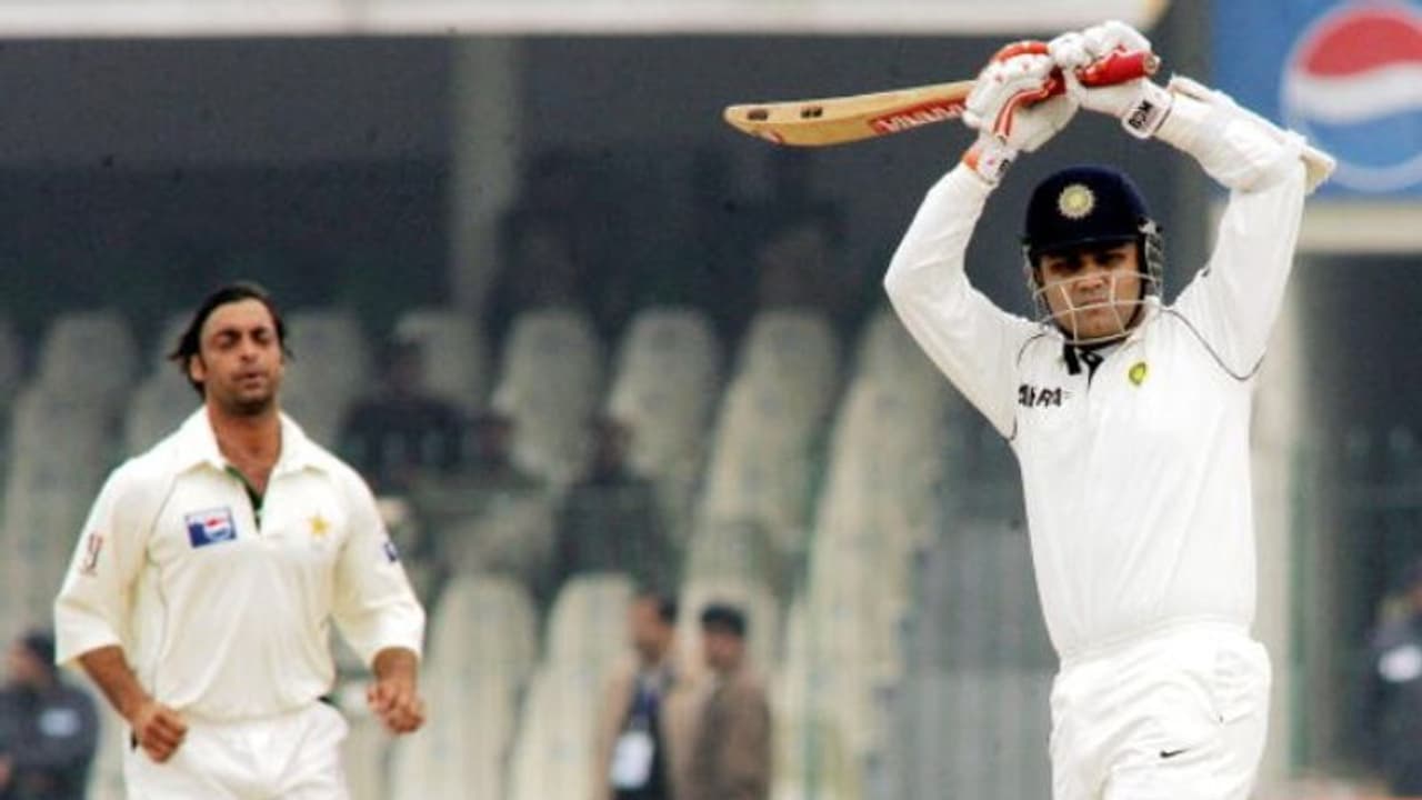 'വീരുവിന്റെ തലയിലെ മുടിയേക്കാള് പണം എന്റെ കയ്യിലുണ്ട്'; അക്തറിന്റെ മോശം പരാമര്ശം വിവാദമാകുന്നു 'വീരുവിന്റെ തലയിലെ മുടിയേക്കാള് പണം എന്റെ കയ്യിലുണ്ട്'; അക്തറിന്റെ മോശം പരാമര്ശം വിവാദമാകുന്നു