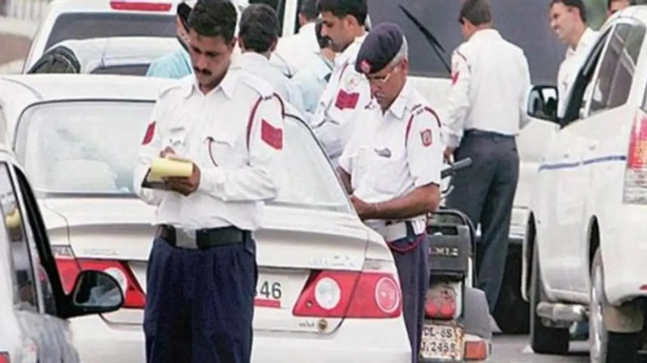 EC की कार्रवाई में जब्त हुए हथियार, 2000 से ज्यादा वाहनों पर भी सख्ती; लिखे थे पार्टियों के नारे EC की कार्रवाई में जब्त हुए हथियार, 2000 से ज्यादा वाहनों पर भी सख्ती; लिखे थे पार्टियों के नारे