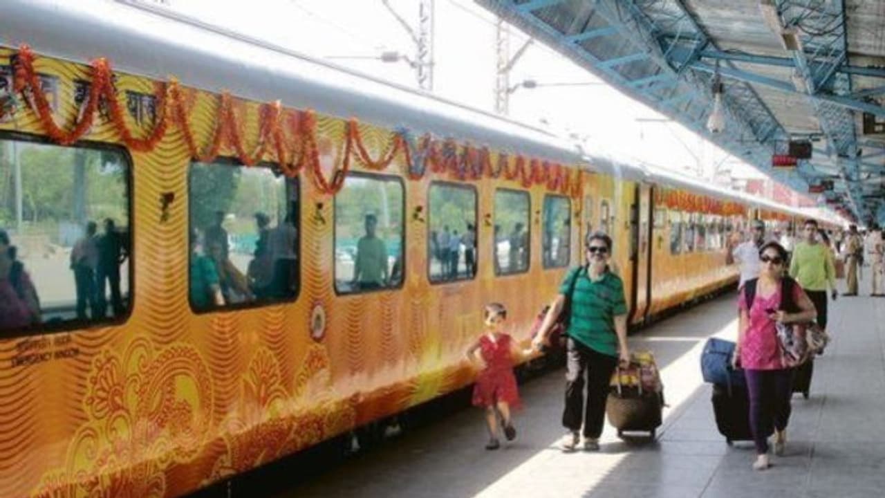 തേജസ് എക്സ്പ്രസ് വൈകിയോടി; യാത്രക്കാർക്ക് നഷ്ടപരിഹാരവുമായി റയിൽവെ തേജസ് എക്സ്പ്രസ് വൈകിയോടി; യാത്രക്കാർക്ക് നഷ്ടപരിഹാരവുമായി റയിൽവെ