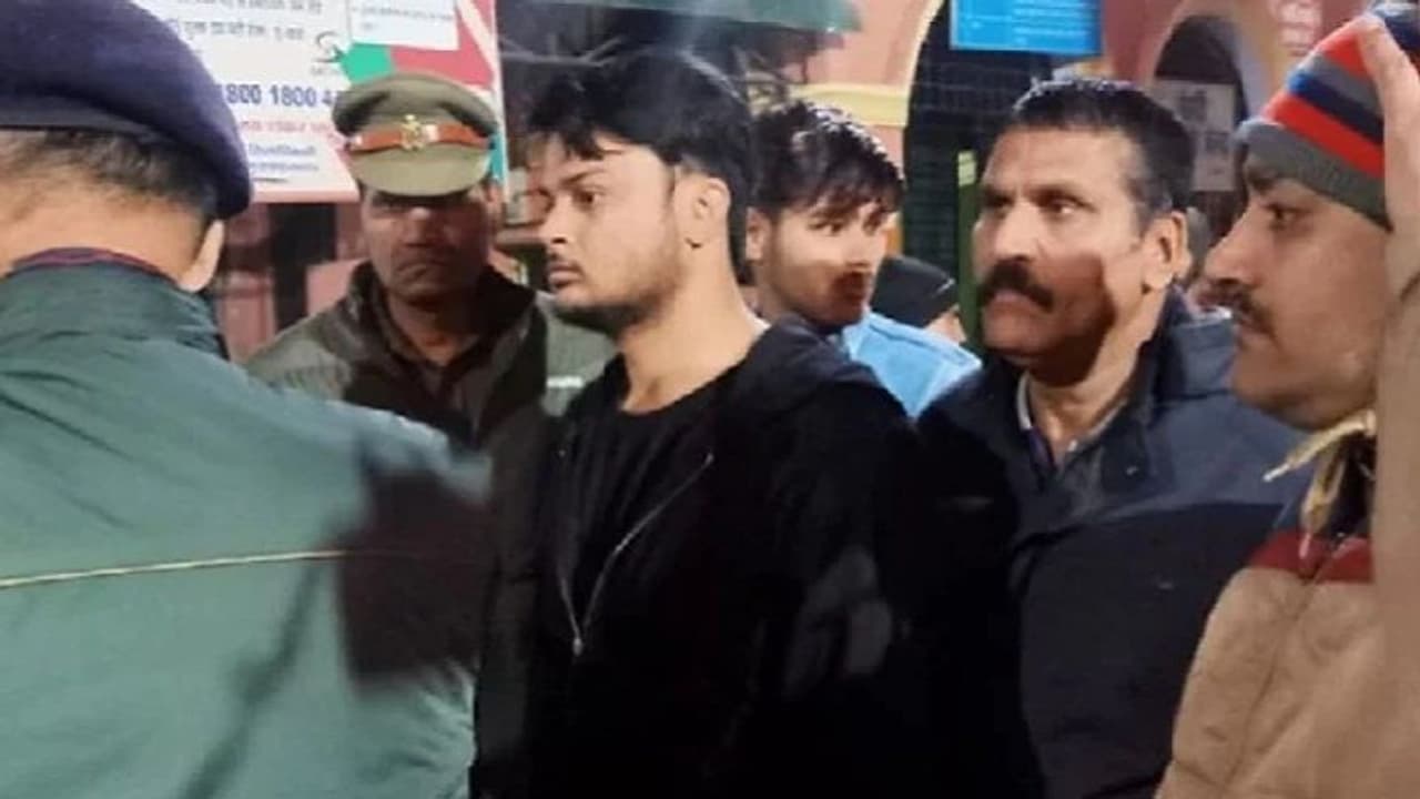 पूर्व विधायक के बेटे की गोली लगने से मौत, दोस्तों के साथ बैठा था घर के अंदर पूर्व विधायक के बेटे की गोली लगने से मौत, दोस्तों के साथ बैठा था घर के अंदर