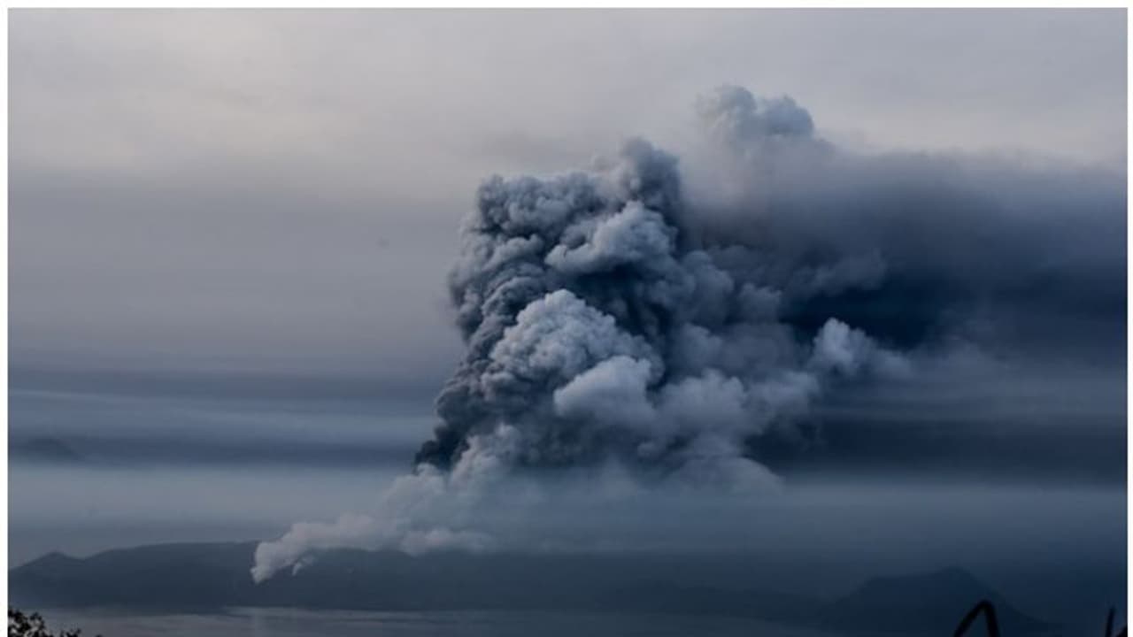 അഗ്നിപര്വ്വത സ്ഫോടനം നിത്യവും ബാധിക്കുന്ന നഗരം, അതില്നിന്നും ജീവിക്കാനുള്ളത് കണ്ടെത്തുന്നത് ഇങ്ങനെ... അഗ്നിപര്വ്വത സ്ഫോടനം നിത്യവും ബാധിക്കുന്ന നഗരം, അതില്നിന്നും ജീവിക്കാനുള്ളത് കണ്ടെത്തുന്നത് ഇങ്ങനെ...