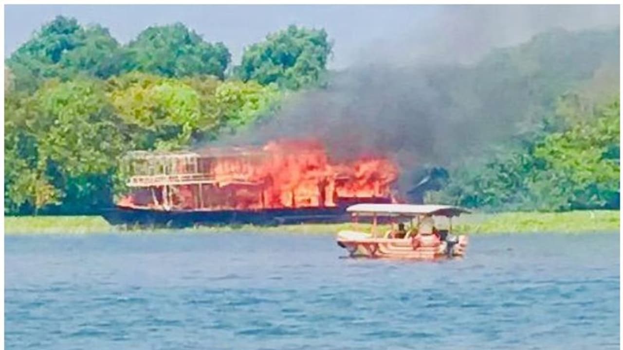 വേമ്പനാട്ട് കായലില് സഞ്ചാരികളുമായി പോയ ഹൗസ് ബോട്ടിന് തീപിടിച്ചു വേമ്പനാട്ട് കായലില് സഞ്ചാരികളുമായി പോയ ഹൗസ് ബോട്ടിന് തീപിടിച്ചു