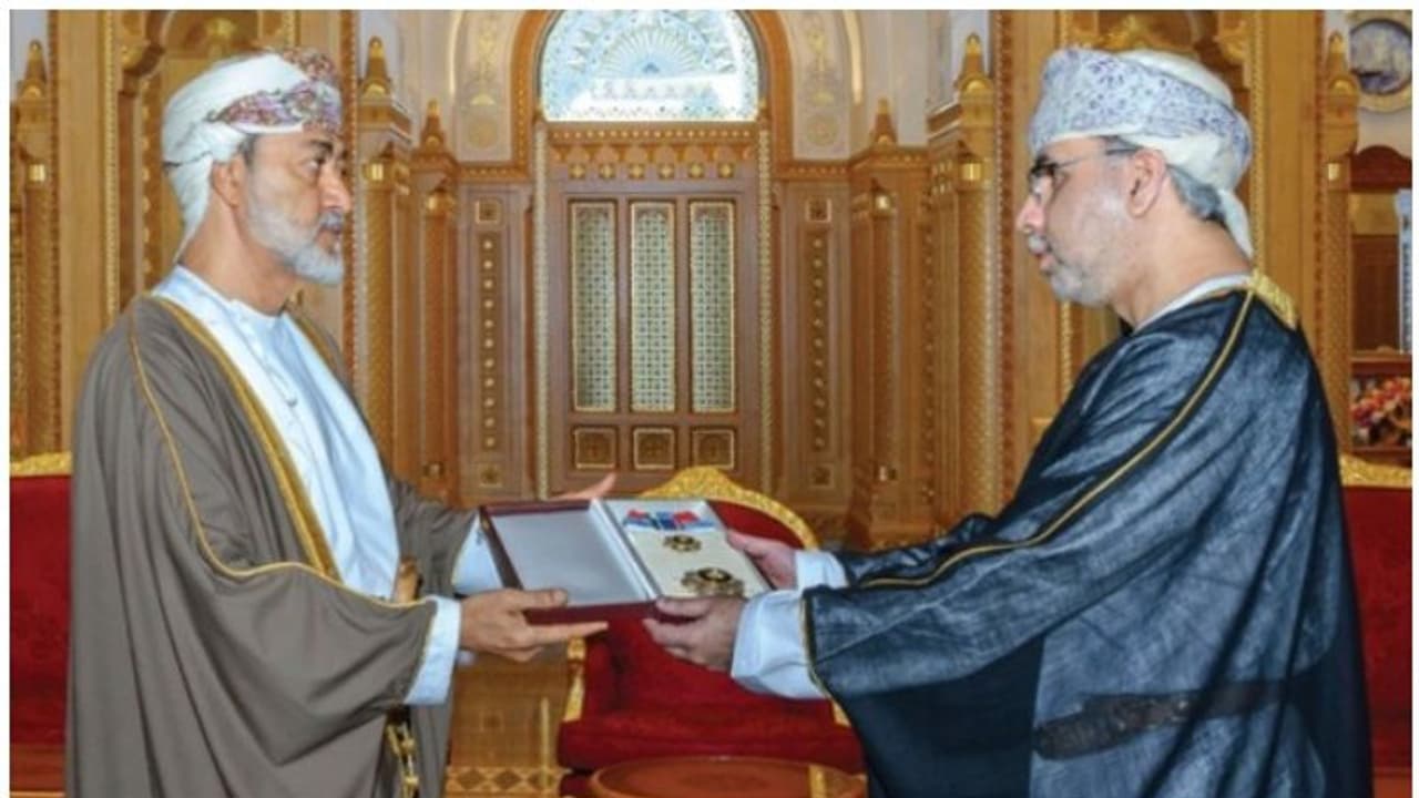 സുല്ത്താന് ഖാബൂസിനെ ചികിത്സിച്ച മെഡിക്കല് സംഘത്തെ ആദരിച്ച് ഒമാന് സുല്ത്താന് ഖാബൂസിനെ ചികിത്സിച്ച മെഡിക്കല് സംഘത്തെ ആദരിച്ച് ഒമാന്