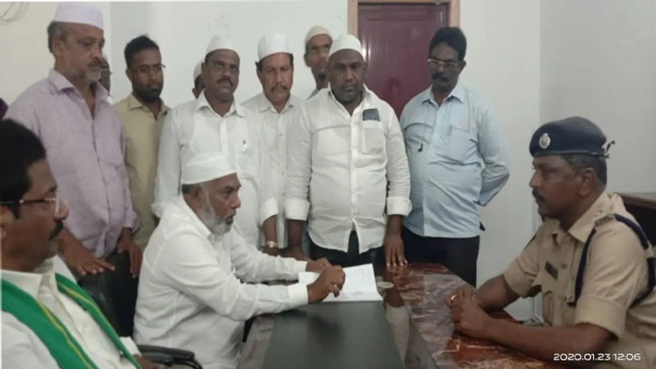 మండలి ఛైర్మన్ పై అనుచిత వ్యాఖ్యలు...మంత్రులపై గుంటూరు ఎస్పీకి ఫిర్యాదు మండలి ఛైర్మన్ పై అనుచిత వ్యాఖ్యలు...మంత్రులపై గుంటూరు ఎస్పీకి ఫిర్యాదు