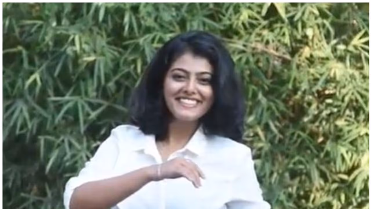 കിടിലന് ലുക്കില് ഫോട്ടോഷൂട്ടുമായി മെറിന് ഫിലിപ്പ് വീഡിയോ കിടിലന് ലുക്കില് ഫോട്ടോഷൂട്ടുമായി മെറിന് ഫിലിപ്പ് വീഡിയോ