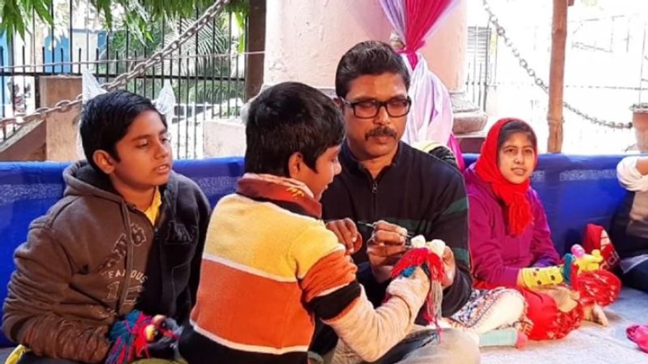 মোবাইলে বন্দি শিশু জীবন, মুক্তি দিতে পুতুল খেলার আয়োজন বর্ধমানে