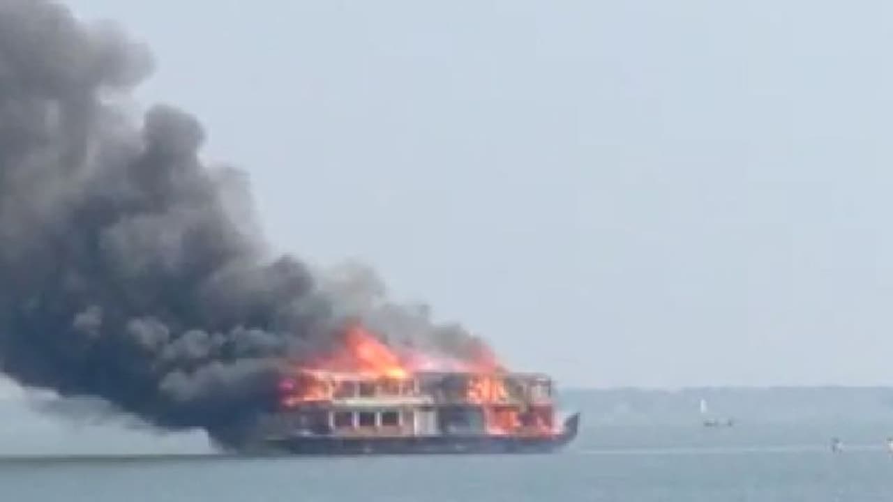 ആലപ്പുഴയില് ഹൗസ്ബോട്ടിന് തീപിടിച്ചു; യാത്രക്കാര് വെള്ളത്തില് ചാടി ആലപ്പുഴയില് ഹൗസ്ബോട്ടിന് തീപിടിച്ചു; യാത്രക്കാര് വെള്ളത്തില് ചാടി