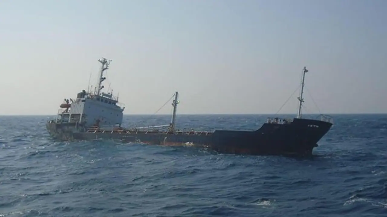 कोस्ट गार्ड की मुस्तैदी से बची 13 लोगों की जान, पाकिस्तानी सीमा के अंदर जाकर किया रेस्क्यू कोस्ट गार्ड की मुस्तैदी से बची 13 लोगों की जान, पाकिस्तानी सीमा के अंदर जाकर किया रेस्क्यू