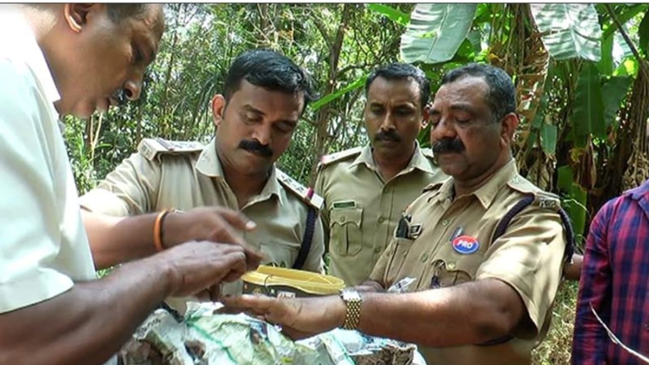പ്രവാസിയുടെ 40 പവന് സ്വർണ്ണം മോഷണം പോയി; പ്രതിയുടെ ഭാര്യാപിതാവിന്റെ കുഴിമാടത്തിൽ നിന്ന് കണ്ടെത്തി പൊലീസ് പ്രവാസിയുടെ 40 പവന് സ്വർണ്ണം മോഷണം പോയി; പ്രതിയുടെ ഭാര്യാപിതാവിന്റെ കുഴിമാടത്തിൽ നിന്ന് കണ്ടെത്തി പൊലീസ്