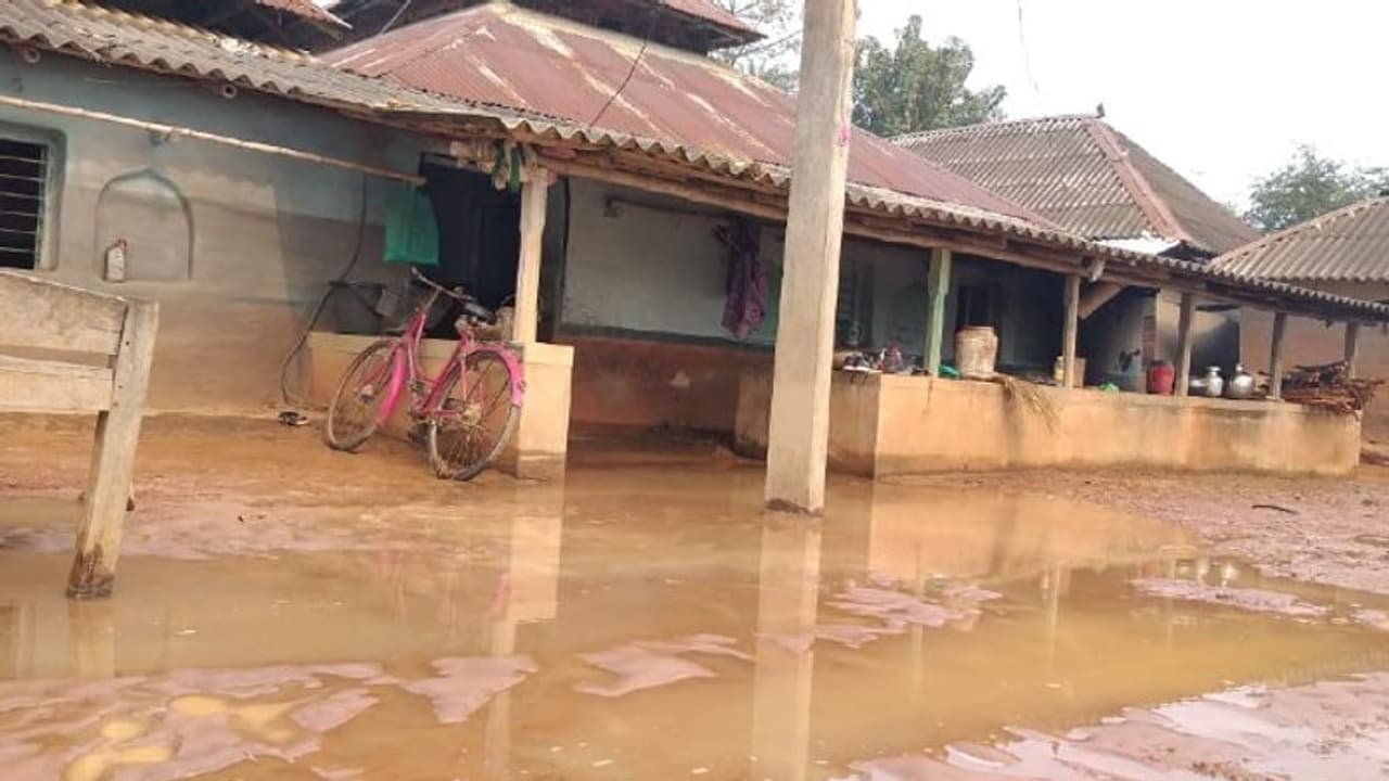 লকগেট মেরামত করতে গিয়ে বিপত্তি, ভেসে গেল গ্রাম