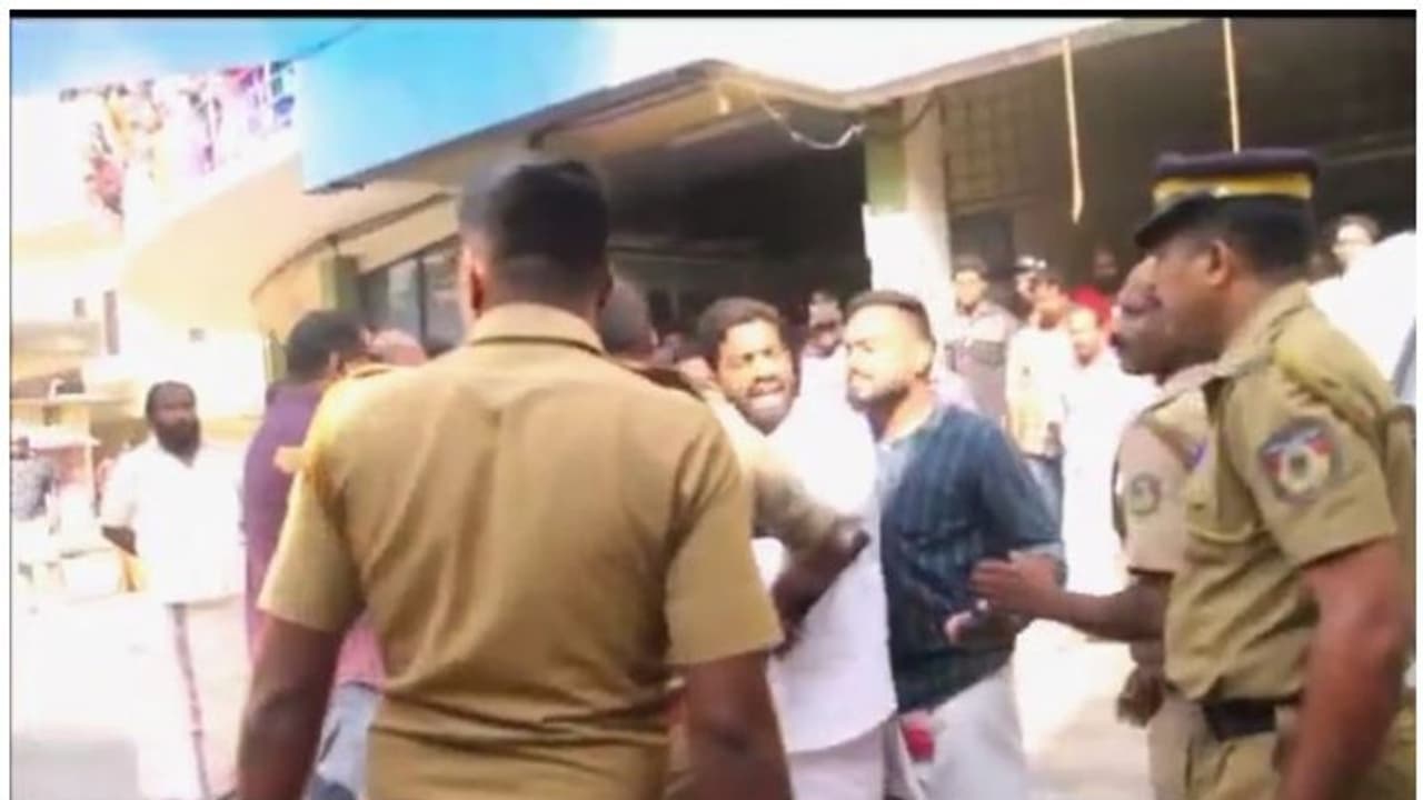 കായംകുളം എംഎസ്എം കോളേജിൽ കെഎസ്യു എസ്എഫ്ഐ സംഘർഷം; നിരവധി വിദ്യാര്ത്ഥികള്ക്ക് പരിക്ക് കായംകുളം എംഎസ്എം കോളേജിൽ കെഎസ്യു എസ്എഫ്ഐ സംഘർഷം; നിരവധി വിദ്യാര്ത്ഥികള്ക്ക് പരിക്ക്