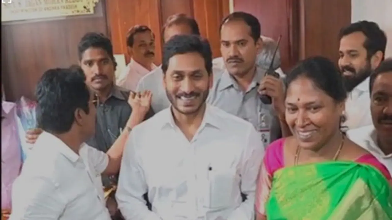 టీడీపీ అనర్హత పిటిషన్: ఎమ్మెల్సీ పదవికి పోతుల సునీత రాజీనామా