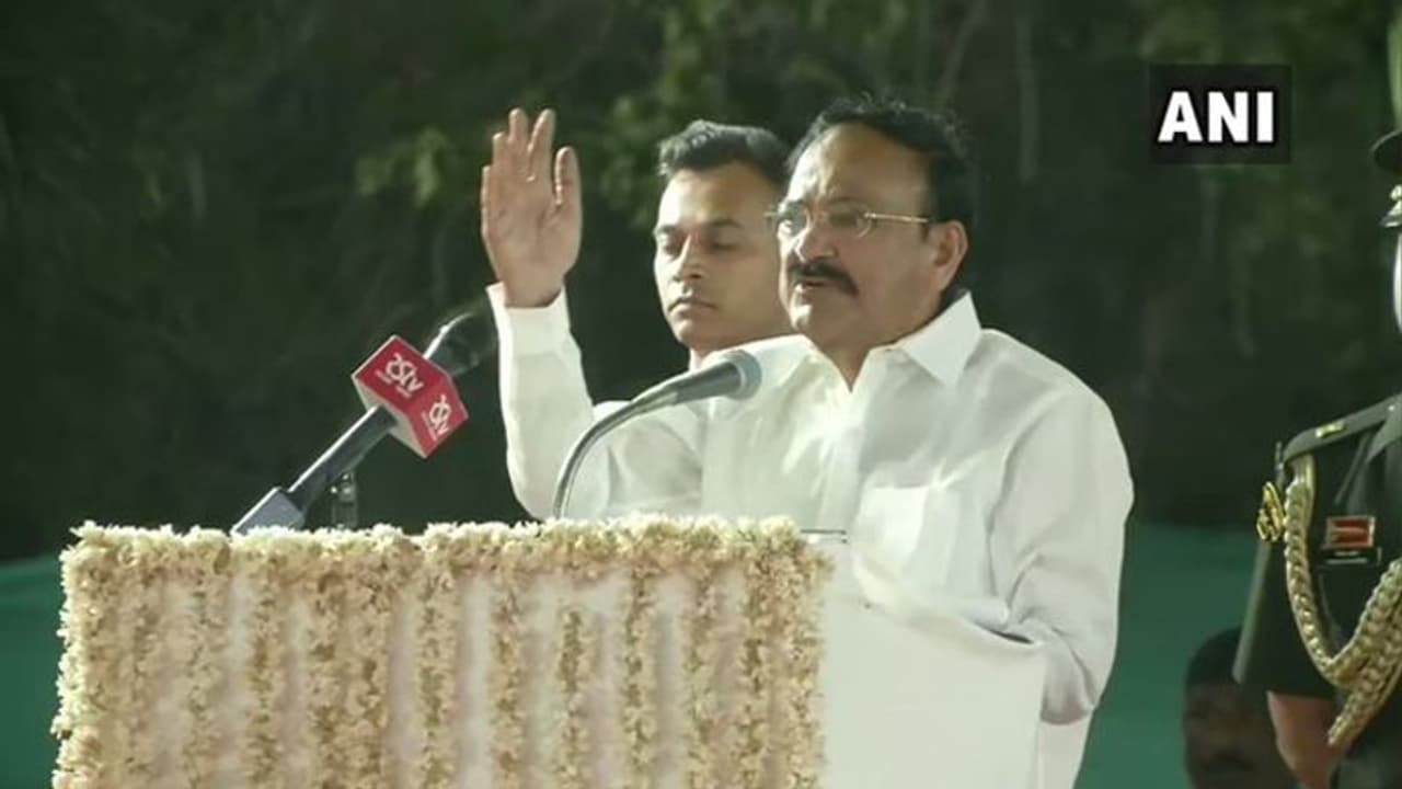 उपराष्ट्रपति वेंकैया नायडू ने पाठ्यक्रम पर उठाए सवाल, बोले इतिहास का पुनरावलोकन जरूरी उपराष्ट्रपति वेंकैया नायडू ने पाठ्यक्रम पर उठाए सवाल, बोले इतिहास का पुनरावलोकन जरूरी