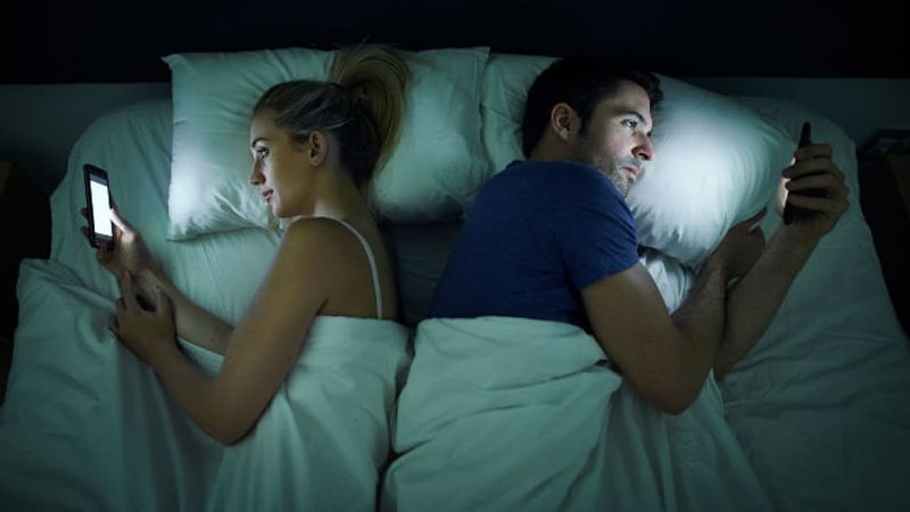 കിടപ്പുമുറിയിലെ 'സോഷ്യല്‍ മീഡിയ'; ശ്രദ്ധിക്കേണ്ട മൂന്ന് കാര്യങ്ങള്‍...