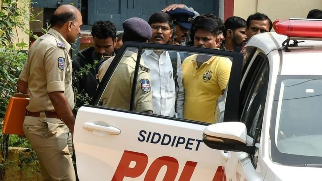 కాశిం పేరు కార్తిక్, ఆ పేరుతోనే నేతలతో సంప్రదింపులు: ఏసీపీ కాశిం పేరు కార్తిక్, ఆ పేరుతోనే నేతలతో సంప్రదింపులు: ఏసీపీ