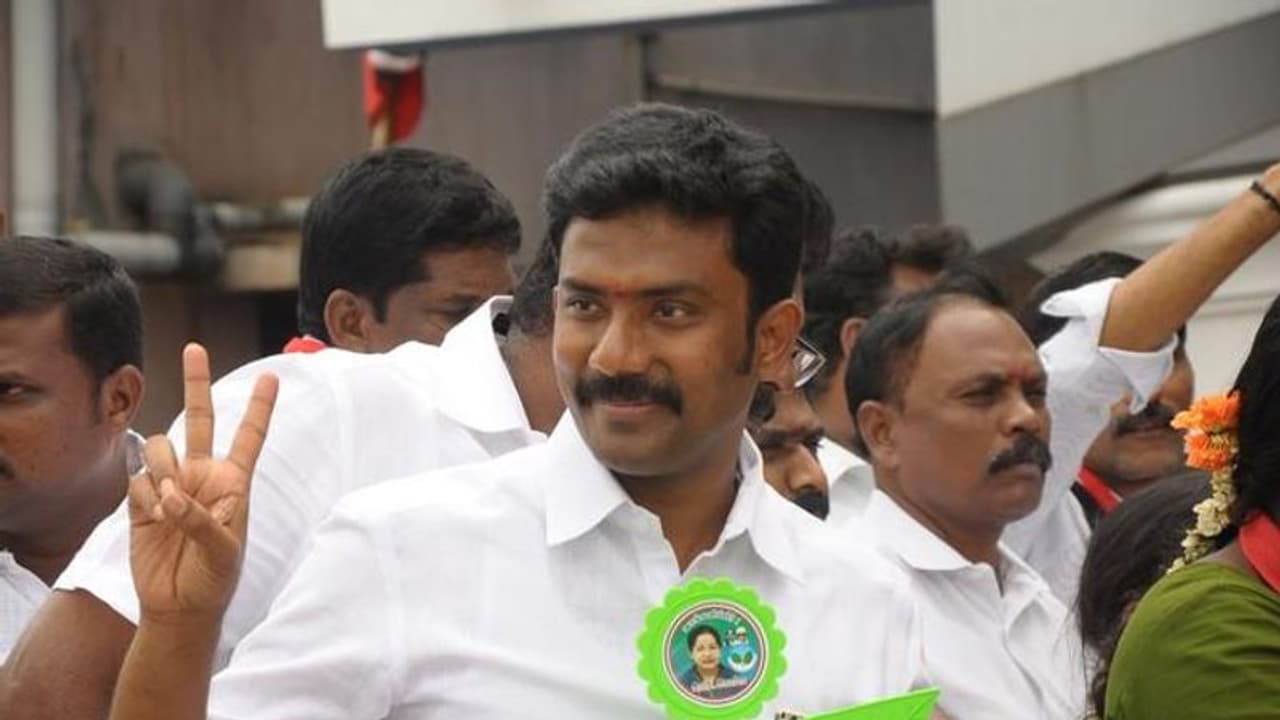 ஓ.பி.எஸ் மகன் கார் மீது சரமாரி தாக்குதல்..! தேனியில் பரபரப்பு..! ஓ.பி.எஸ் மகன் கார் மீது சரமாரி தாக்குதல்..! தேனியில் பரபரப்பு..!