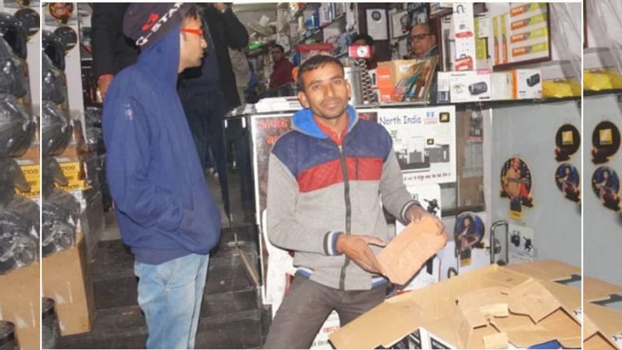 ऑनलाइन मंगाए थे 10 लाख रुपए के कैमरे, पैकेट खोला तो पैरों तले से जमीं खिसक गई ऑनलाइन मंगाए थे 10 लाख रुपए के कैमरे, पैकेट खोला तो पैरों तले से जमीं खिसक गई