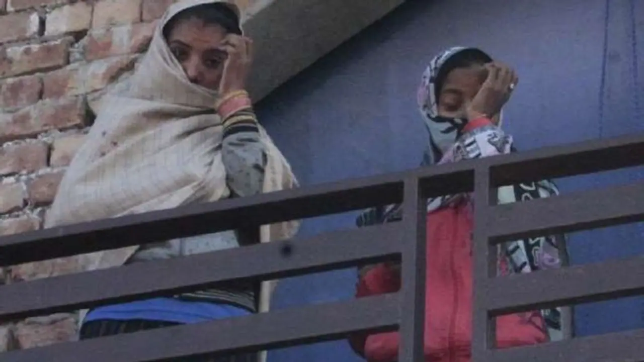 घर को सील करके चला गया बैंक, ऊपर कमरे में सो रही थीं दो बहनें, बैंकवाले बोले लोन न चुकाना पड़े इसलिए की ड्रामेबाजी घर को सील करके चला गया बैंक, ऊपर कमरे में सो रही थीं दो बहनें, बैंकवाले बोले लोन न चुकाना पड़े इसलिए की ड्रामेबाजी