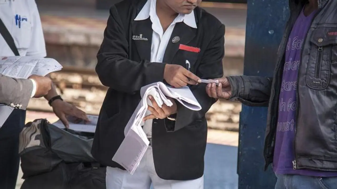 ரயில்வே டிக்கெட் பரிசோதகரை தாக்கிய தலைமைச் செயலக ஊழியரிடம் விசாரணை
