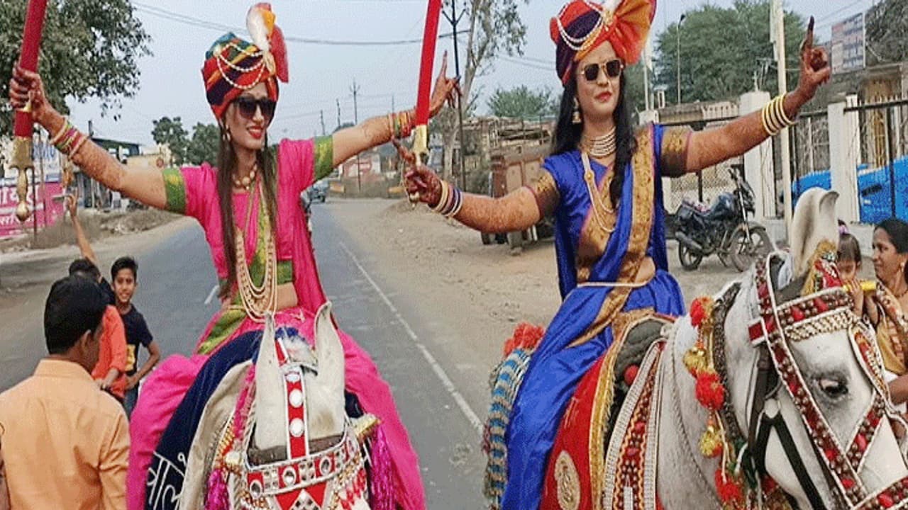 इन 2 दुल्हनों ने हर किसी को बना दिया दीवाना, दोनों को देख दूल्हे भी नाचने लगे, लोग बोले दिल जीत लिया इन 2 दुल्हनों ने हर किसी को बना दिया दीवाना, दोनों को देख दूल्हे भी नाचने लगे, लोग बोले दिल जीत लिया