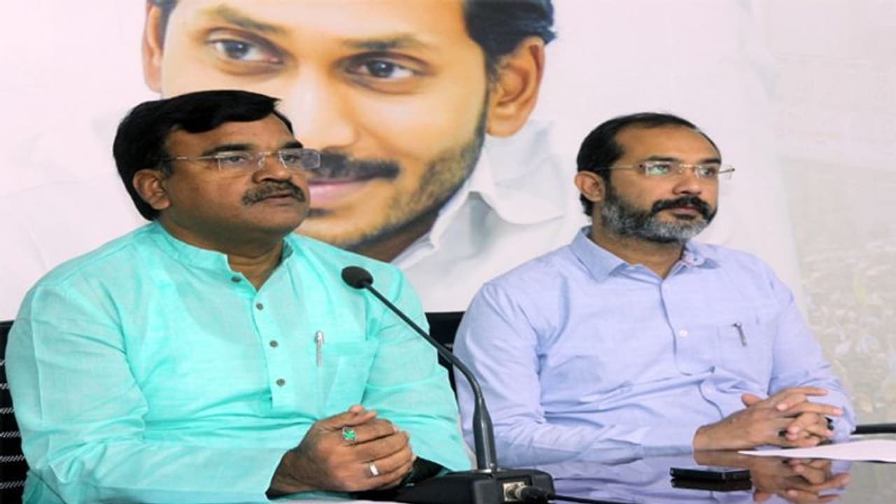 మండలి పరిణామాలు... కులాల మధ్య చిచ్చుకు చంద్రబాబు యత్నం: డిప్యూటీ సీఎం మండలి పరిణామాలు... కులాల మధ్య చిచ్చుకు చంద్రబాబు యత్నం: డిప్యూటీ సీఎం