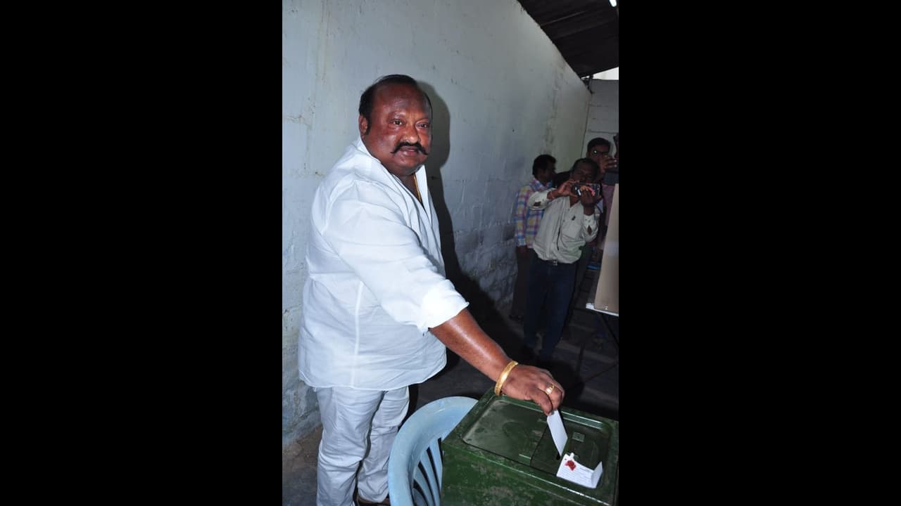 రైతుల కోసమైతే హైదరాబాద్ లో కాదు... అక్కడ దీక్ష చేయాలి: బండి సంజయ్ పై గంగుల ఫైర్