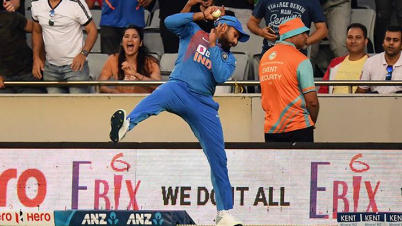 பவுண்டரி லைனில் ரோஹித் சர்மா பிடித்த அபாரமான கேட்ச்.. வைரல் வீடியோ பவுண்டரி லைனில் ரோஹித் சர்மா பிடித்த அபாரமான கேட்ச்.. வைரல் வீடியோ