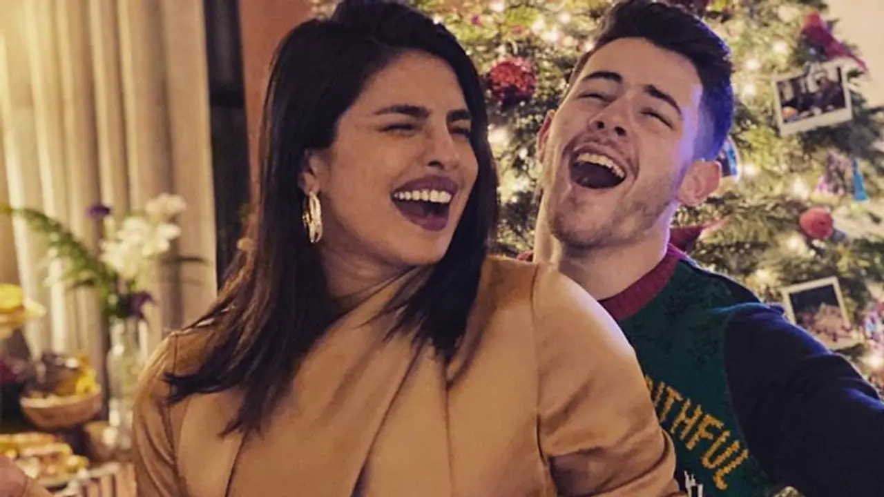 বর যখন নিক, ডেটিং এ যেতে কত দামের জামা পরলেন প্রিয়ঙ্কা বর যখন নিক, ডেটিং এ যেতে কত দামের জামা পরলেন প্রিয়ঙ্কা