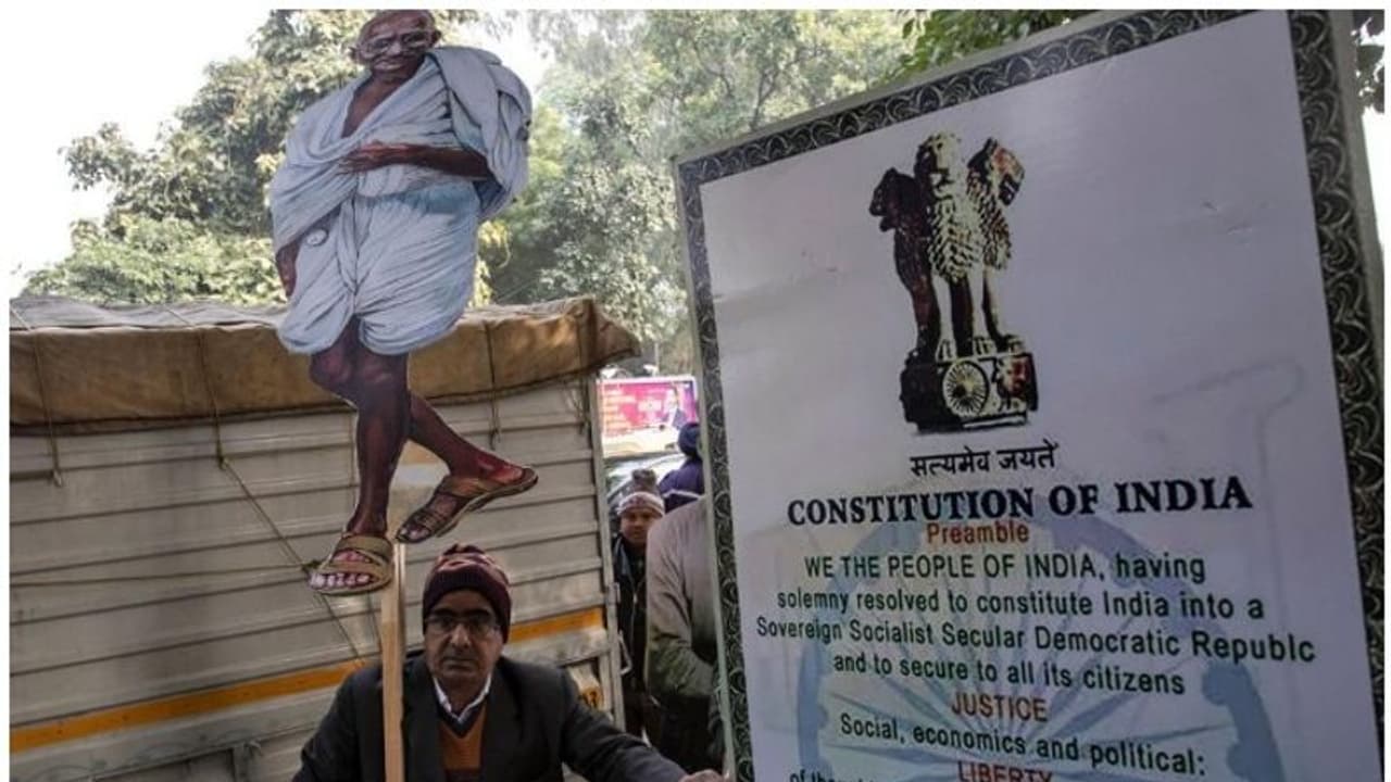 സ്കൂളുകളിൽ ഭരണഘടനയുടെ ആമുഖം വായിക്കണമെന്ന നിർദ്ദേശവുമായി മധ്യപ്രദേശ് സർക്കാർ സ്കൂളുകളിൽ ഭരണഘടനയുടെ ആമുഖം വായിക്കണമെന്ന നിർദ്ദേശവുമായി മധ്യപ്രദേശ് സർക്കാർ