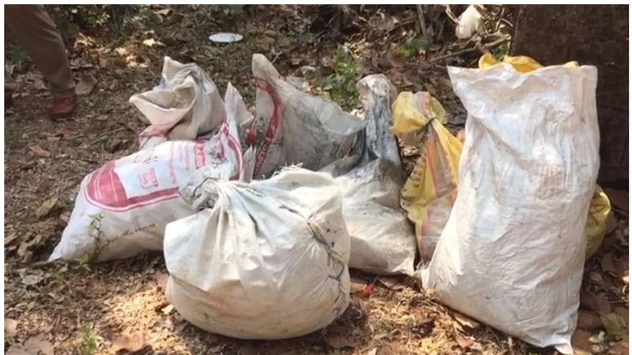 ಧಾರವಾಡ: ಅಕ್ರಮವಾಗಿ ಸಂಗ್ರಹಿಸಿಟ್ಟಿದ್ದ ಸ್ಫೋಟಕ ವಸ್ತುಗಳ ಪತ್ತೆ ಧಾರವಾಡ: ಅಕ್ರಮವಾಗಿ ಸಂಗ್ರಹಿಸಿಟ್ಟಿದ್ದ ಸ್ಫೋಟಕ ವಸ್ತುಗಳ ಪತ್ತೆ