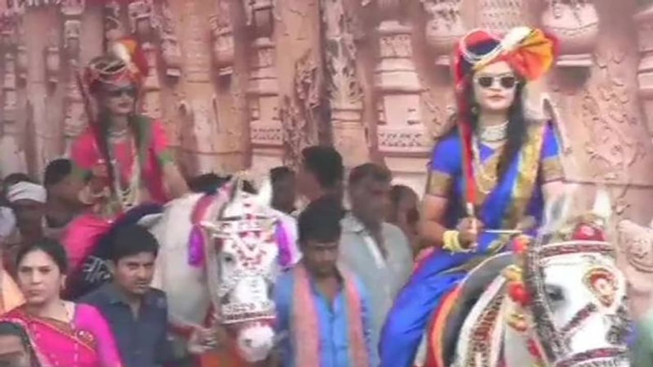 വരന്‍റെ വീട്ടിലേക്ക് കുതിരപ്പുറത്തേറി സഹോദരിമാര്‍, സ്ത്രീ ശാക്തീകരണമാണ് ലക്ഷ്യമെന്ന് പിതാവ്