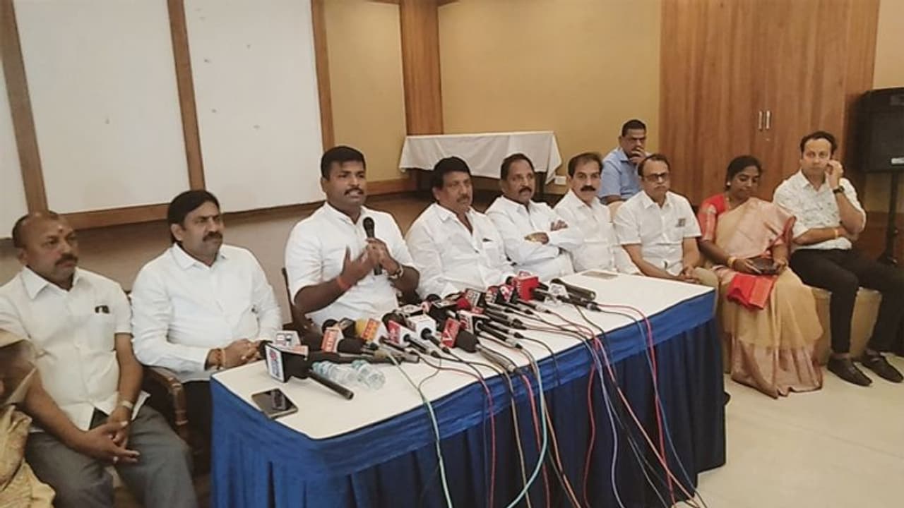 కొబ్బరిచిప్పలు ఏరుకునేవారు టిడిపి ఎమ్మెల్సీలు... అందుకే ఇలా: వైసిపి ఎమ్మెల్యే కొబ్బరిచిప్పలు ఏరుకునేవారు టిడిపి ఎమ్మెల్సీలు... అందుకే ఇలా: వైసిపి ఎమ్మెల్యే