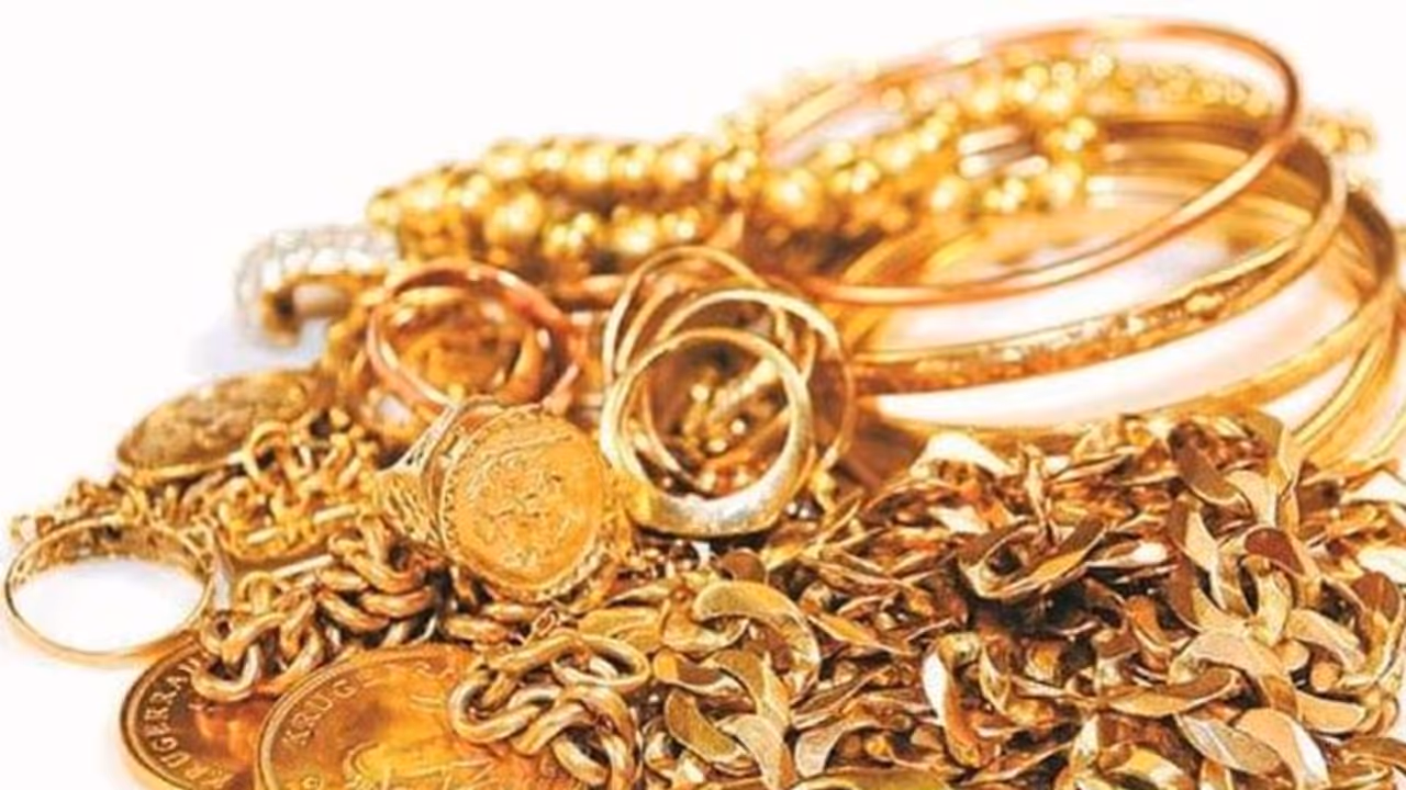 അടിവസ്ത്രത്തിലും പൂക്കൂടയിലും ഒളിപ്പിച്ച് സ്വർണം; അമേരിക്കക്കാരിയില് നിന്ന് കറന്സിയും പിടികൂടി അടിവസ്ത്രത്തിലും പൂക്കൂടയിലും ഒളിപ്പിച്ച് സ്വർണം; അമേരിക്കക്കാരിയില് നിന്ന് കറന്സിയും പിടികൂടി