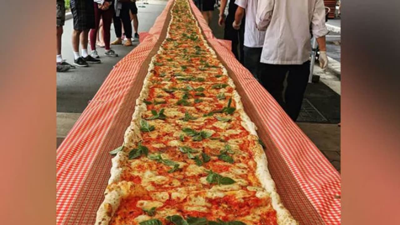 338 അടി നീളമുള്ള വമ്പന് പിസ; റെക്കോര്ഡ് സൃഷ്ടിക്കാനല്ല മറിച്ച്.... 338 അടി നീളമുള്ള വമ്പന് പിസ; റെക്കോര്ഡ് സൃഷ്ടിക്കാനല്ല മറിച്ച്....