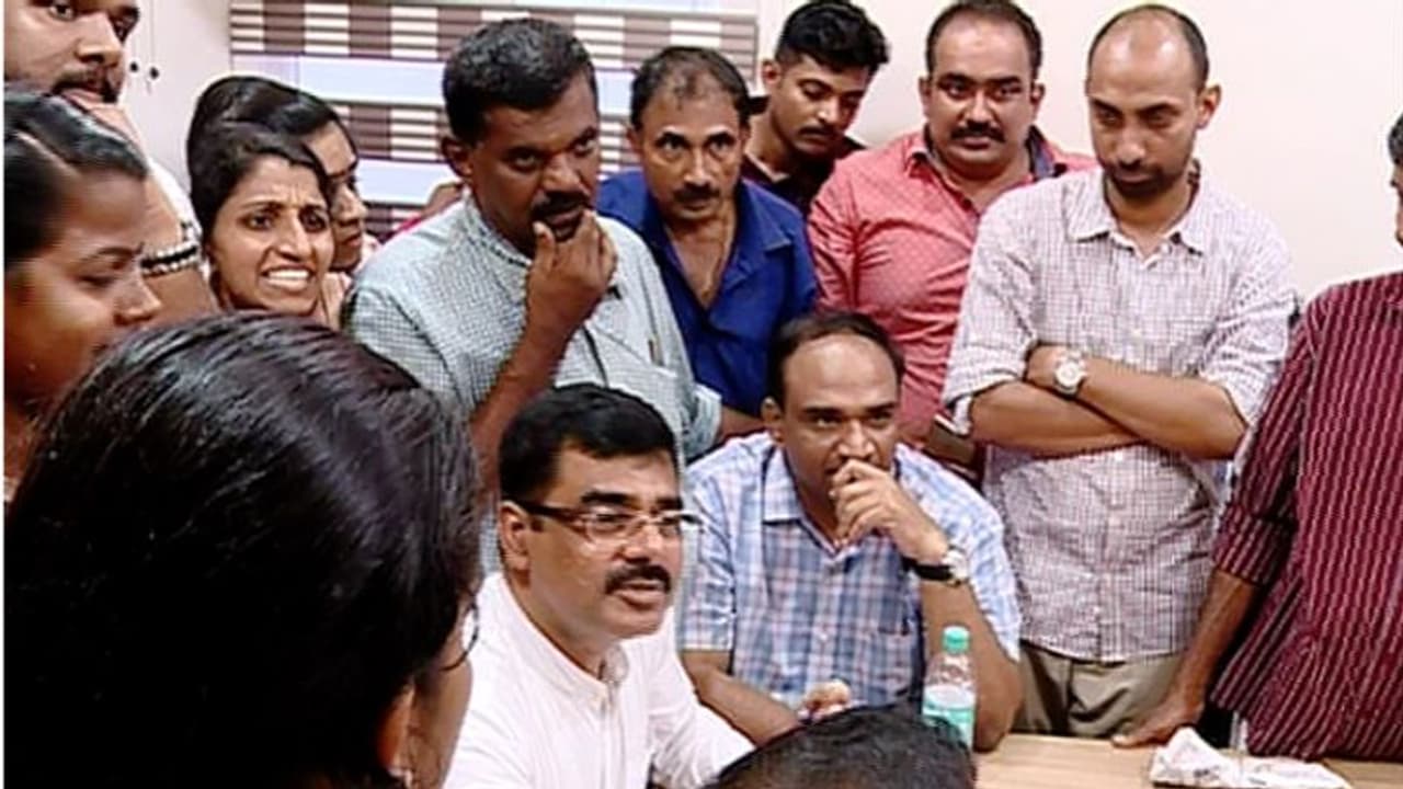 ജോർജ്ജ് ഇന്റർനാഷണൽ ജോലി തട്ടിപ്പ്; ഉദ്യോഗാർത്ഥികളുമായുള്ള മധ്യസ്ഥ ചർച്ച ഒത്തുതീർപ്പിലെത്തിയില്ല ജോർജ്ജ് ഇന്റർനാഷണൽ ജോലി തട്ടിപ്പ്; ഉദ്യോഗാർത്ഥികളുമായുള്ള മധ്യസ്ഥ ചർച്ച ഒത്തുതീർപ്പിലെത്തിയില്ല