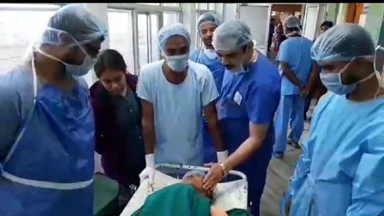 বৃদ্ধার কাঁধ প্রতিস্থাপন বর্ধমান মেডিক্যালে, বিনামূল্যে সাত লাখের জটিল অস্ত্রোপচার বৃদ্ধার কাঁধ প্রতিস্থাপন বর্ধমান মেডিক্যালে, বিনামূল্যে সাত লাখের জটিল অস্ত্রোপচার