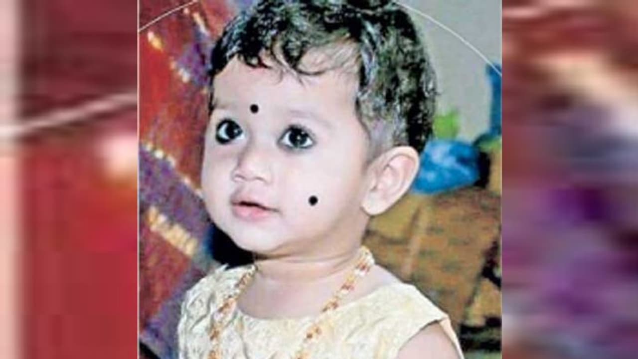 అదుపుతప్పిన కారు.. 18నెలల పసిపాప దుర్మరణం! అదుపుతప్పిన కారు.. 18నెలల పసిపాప దుర్మరణం!