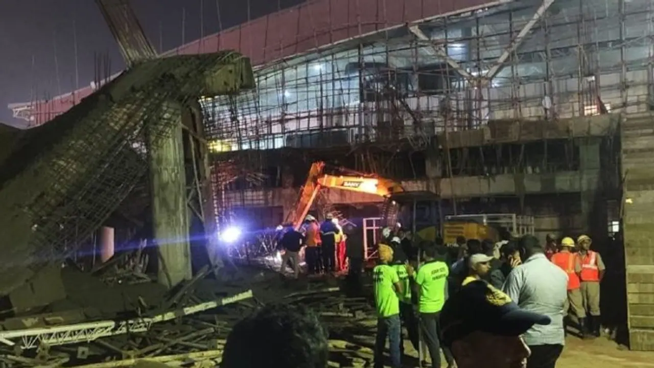 ভেঙে পড়ল ভুবনেশ্বর বিমানবন্দরের একাংশ, ছাদের নীচে চাপা পড়ল প্রাণ ভেঙে পড়ল ভুবনেশ্বর বিমানবন্দরের একাংশ, ছাদের নীচে চাপা পড়ল প্রাণ