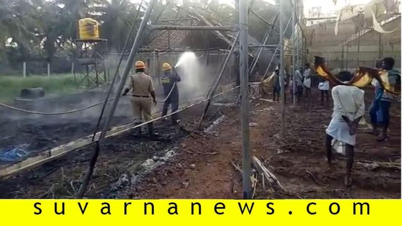 ತುಮಕೂರು: 3 ಸಾವಿರ ಕೋಳಿಗಳು ಬೆಂಕಿಗಾಹುತಿ ತುಮಕೂರು: 3 ಸಾವಿರ ಕೋಳಿಗಳು ಬೆಂಕಿಗಾಹುತಿ