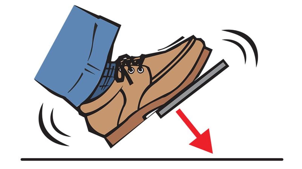 കാര് മാറ്റ് ഡ്രൈവറുടെ കാലിൽ കരുങ്ങി; ബ്രേക്ക് പോയ കാര് തകര്ത്തത് മൂന്നുവാഹനങ്ങള്! കാര് മാറ്റ് ഡ്രൈവറുടെ കാലിൽ കരുങ്ങി; ബ്രേക്ക് പോയ കാര് തകര്ത്തത് മൂന്നുവാഹനങ്ങള്!