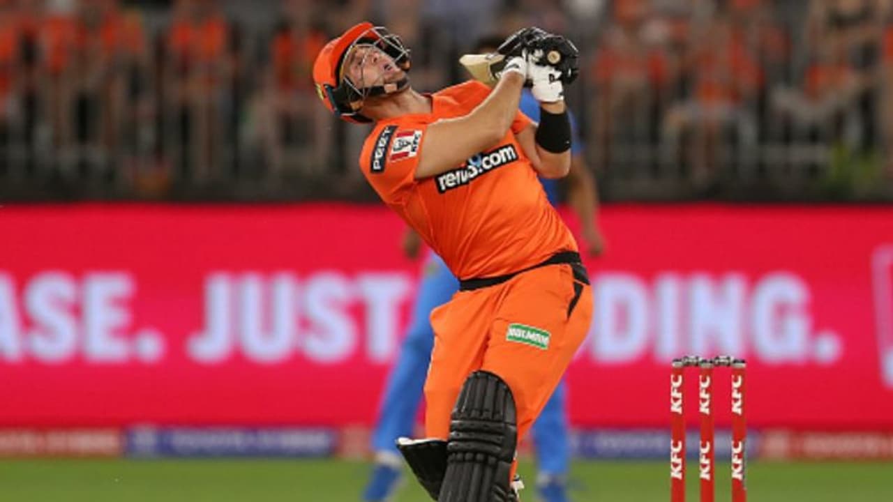 106 மீட்டர்.. ஆஸ்திரேலிய வீரர் அடித்த அபாரமான சிக்ஸர்.. வைரல் வீடியோ