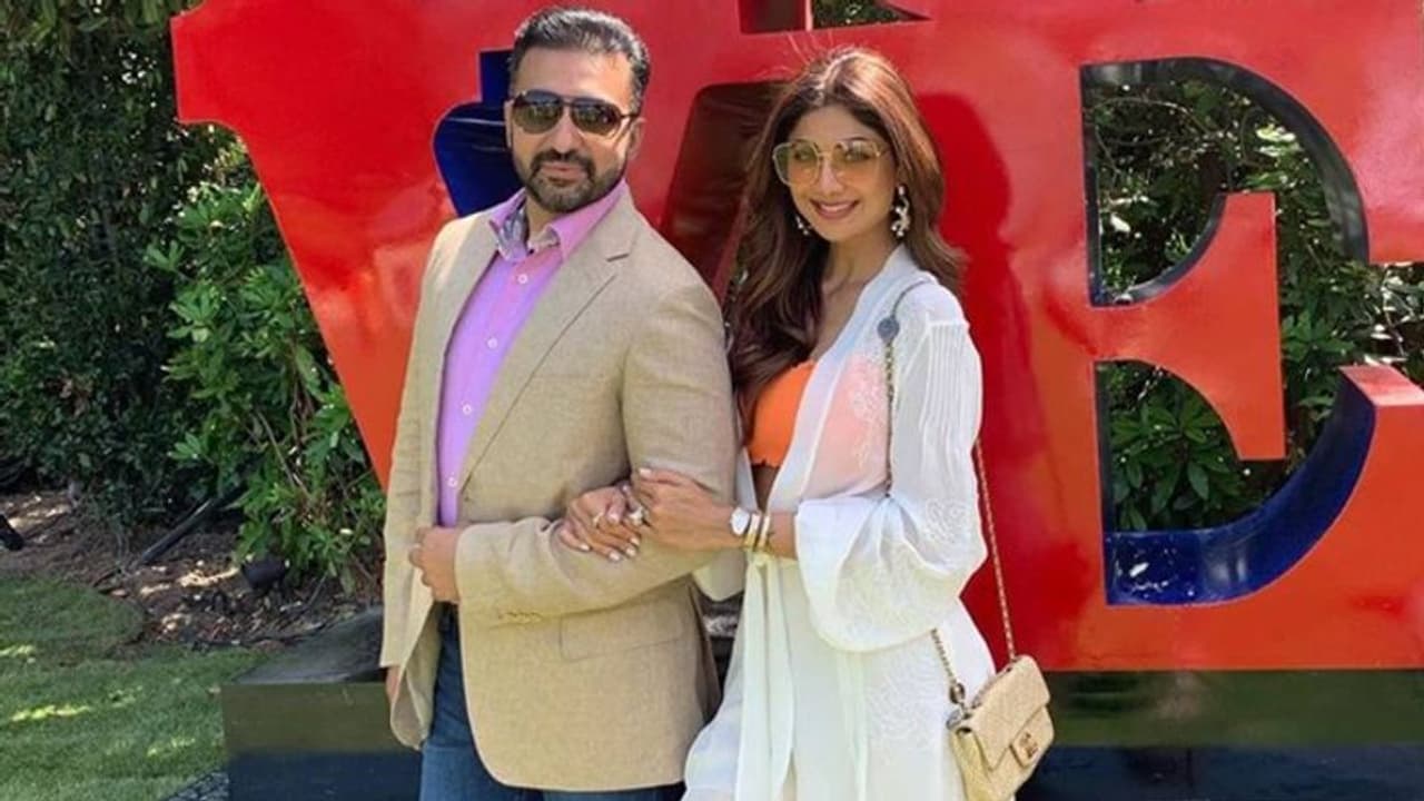 గోల్డ్ స్కీమ్.. శిల్పా శెట్టి దంపతులపై చీటింగ్ కేసు! గోల్డ్ స్కీమ్.. శిల్పా శెట్టి దంపతులపై చీటింగ్ కేసు!