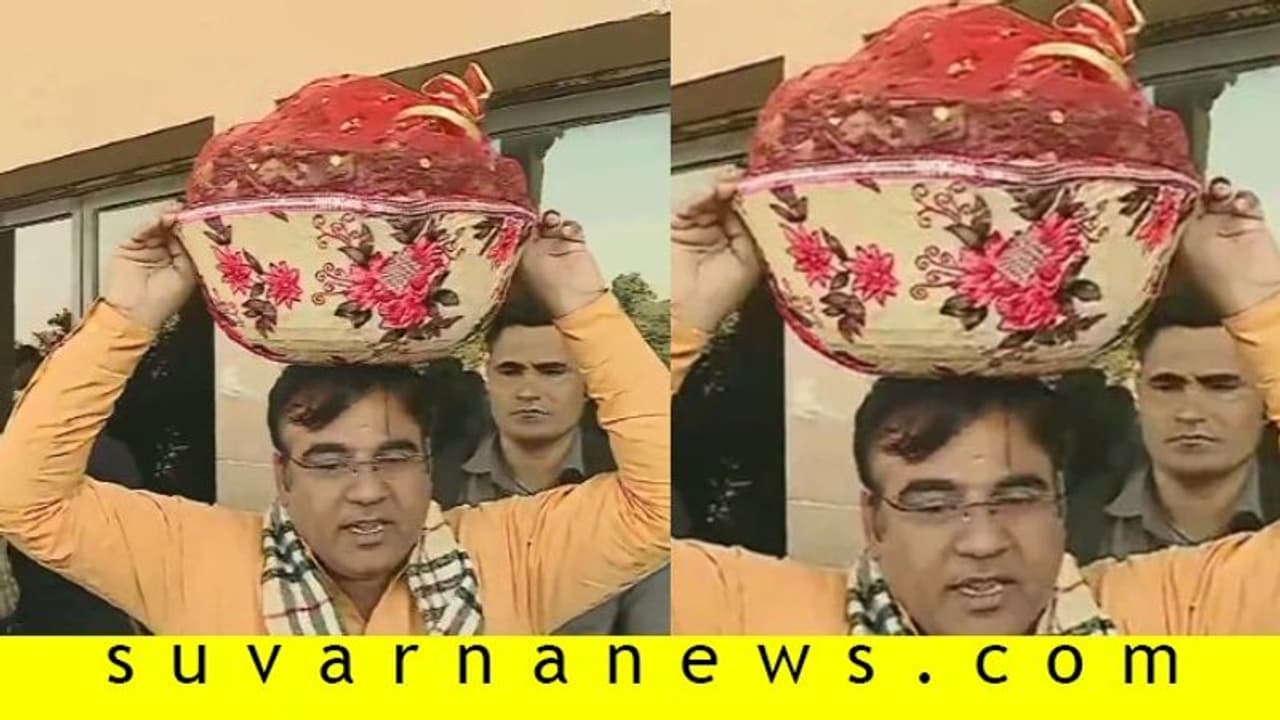 ಬೆಳೆ ಹಾನಿಗೆ ಪರಿಹಾರ ಕೇಳಲು ವಿಧಾನಸಭೆಗೆ ಮಿಡತೆ ತಂದ ಶಾಸಕ! ಬೆಳೆ ಹಾನಿಗೆ ಪರಿಹಾರ ಕೇಳಲು ವಿಧಾನಸಭೆಗೆ ಮಿಡತೆ ತಂದ ಶಾಸಕ!