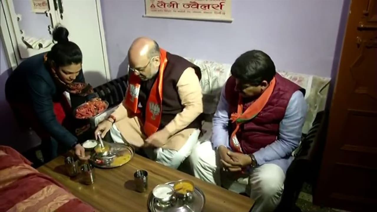 இரவு திடீரென தொண்டன் வீட்டிற்குள் நுழைந்த அமித்ஷா... என்ன செய்தார் தெரியுமா...?? இரவு திடீரென தொண்டன் வீட்டிற்குள் நுழைந்த அமித்ஷா... என்ன செய்தார் தெரியுமா...??