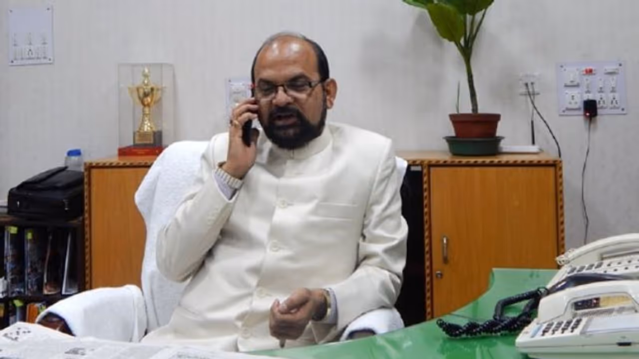 চাকরি দেওয়ার নামে মিথ্য়ে প্রতিশ্রুতি, প্রতারণায় নাম জুড়ল রাজ্যের প্রাক্তন মন্ত্রীর চাকরি দেওয়ার নামে মিথ্য়ে প্রতিশ্রুতি, প্রতারণায় নাম জুড়ল রাজ্যের প্রাক্তন মন্ত্রীর